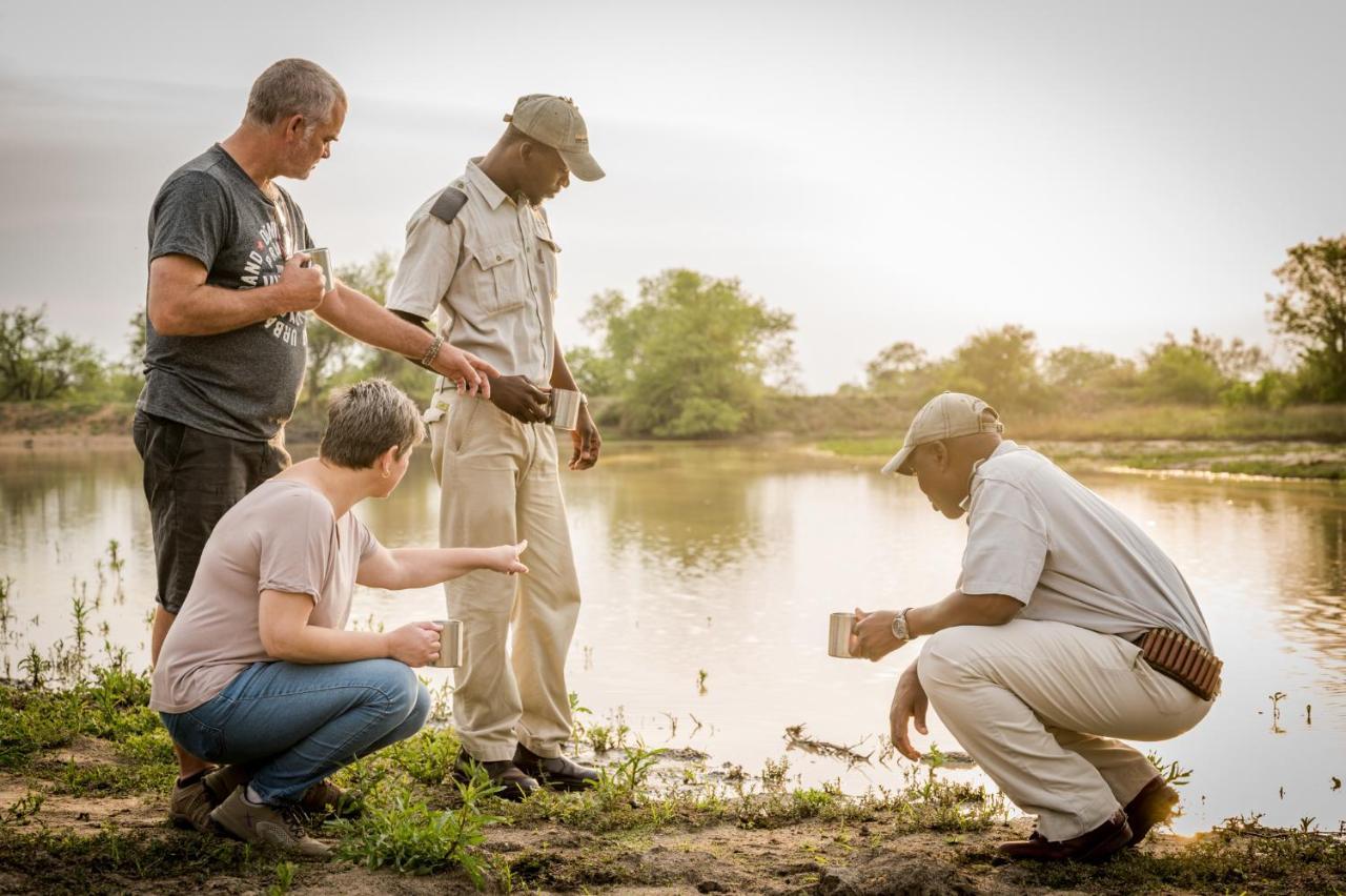Kambaku Safari Lodge ティムババティ野生保護区 エクステリア 写真